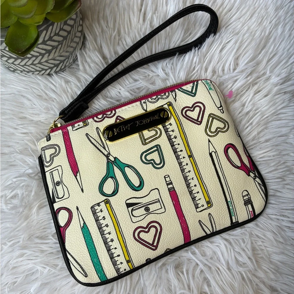 Betsey Johnson Wristlet🤍 - Picture 2 of 8
